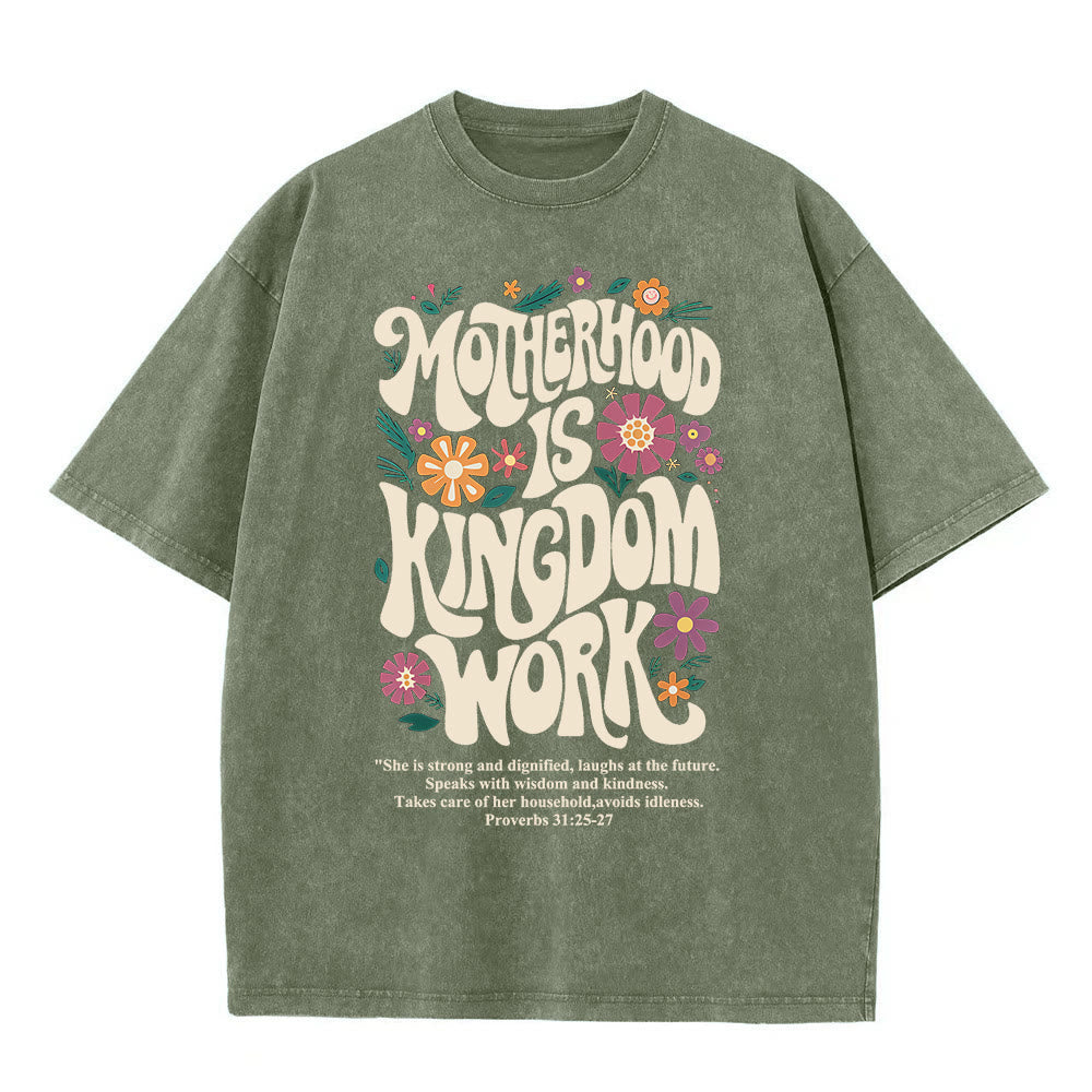 T-shirt unisexe délavé « La maternité est un royaume » de Christianartworkshop - Vert armée - 4XL - image 5