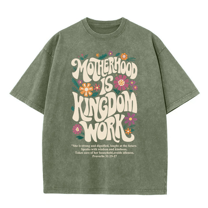 T-shirt unisexe délavé « La maternité est un royaume » de Christianartworkshop - Vert armée - 4XL - image 5