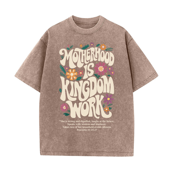 T-shirt unisexe délavé « La maternité est un royaume » de Christianartworkshop - Brun - 4XL - image 3