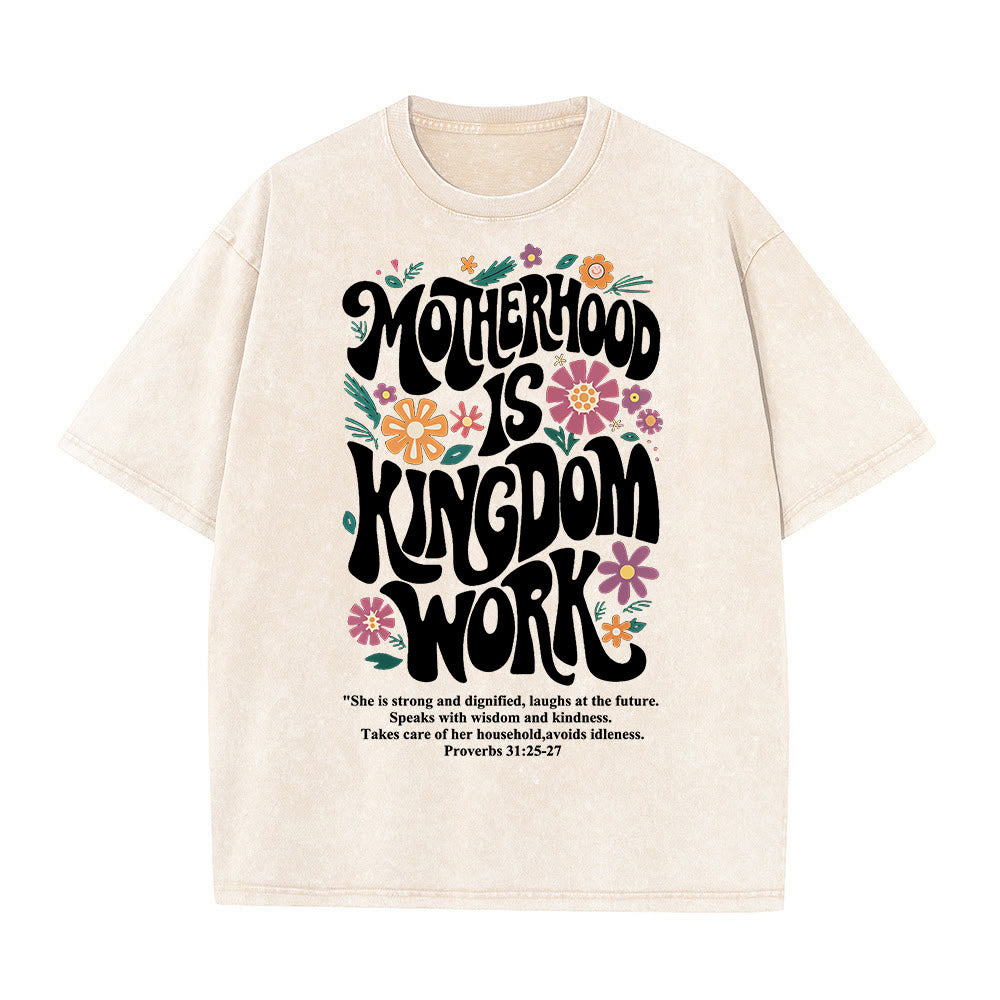 T-shirt unisexe délavé « La maternité est un royaume » de Christianartworkshop - Beige - 4XL - image 2