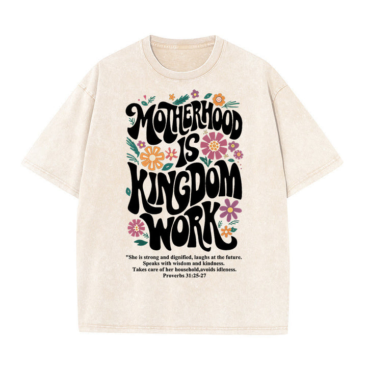 T-shirt unisexe délavé « La maternité est un royaume » de Christianartworkshop - Beige - 4XL - image 2