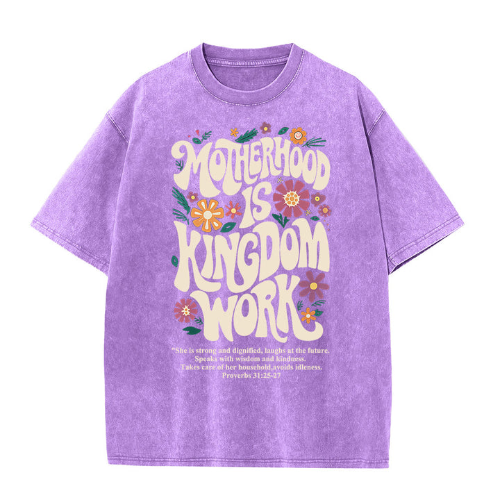 T-shirt unisexe délavé « La maternité est un royaume » de Christianartworkshop - Violet - 4XL - image 7