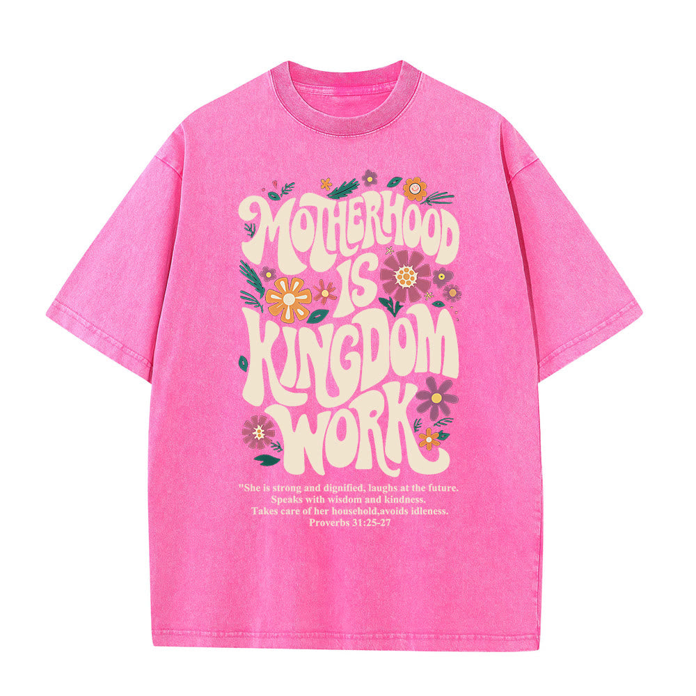 T-shirt unisexe délavé « La maternité est un royaume » de Christianartworkshop - Rose - 4XL - image 8