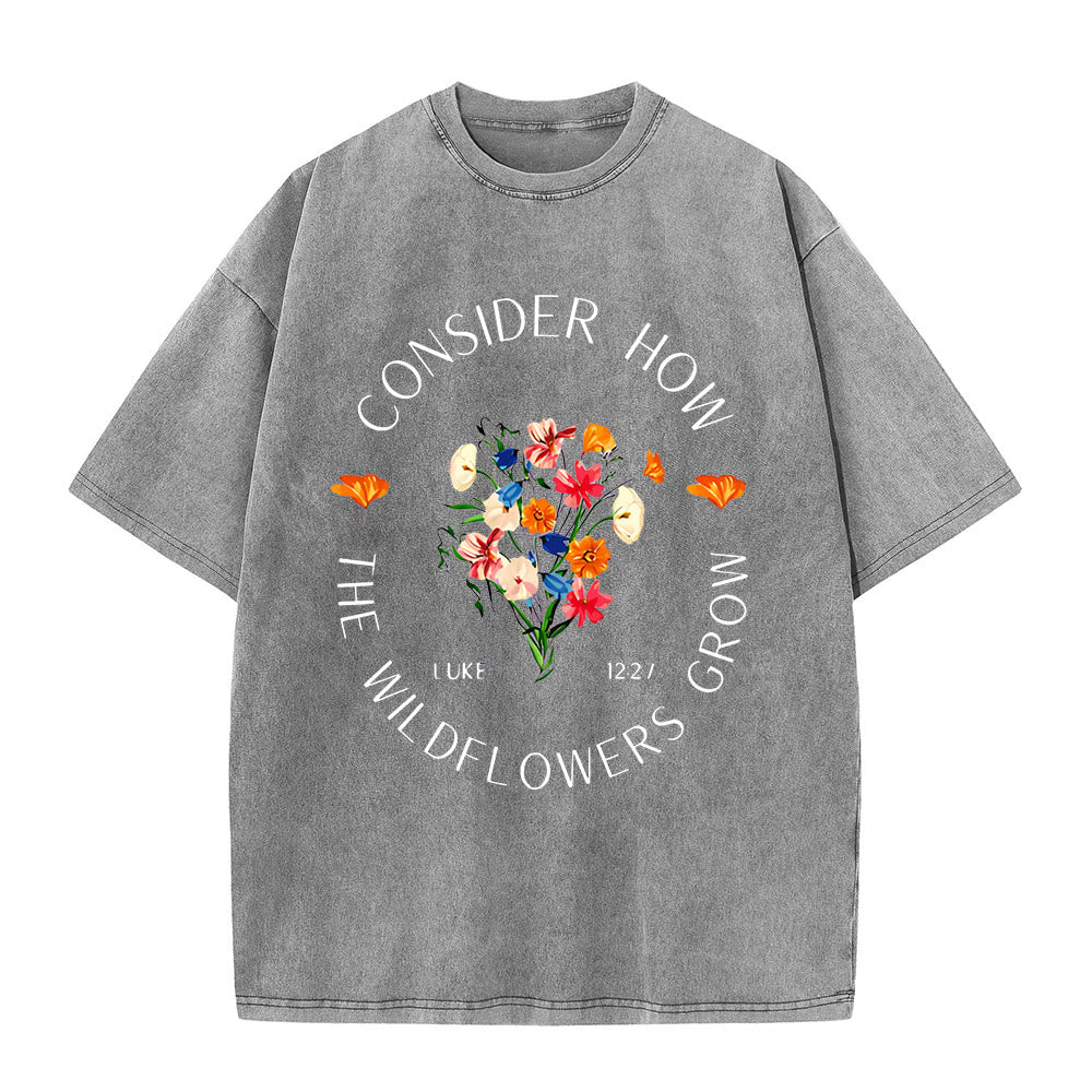 T-shirt unisexe délavé « Considérez comment poussent les fleurs sauvages » de Christianartworkshop - Gris - 5XL - image 4