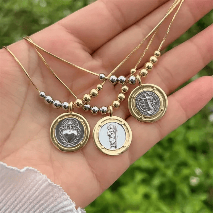 Christianartworkshop Collier pendentif Sacré-Cœur/Saint Jude/Saint Benoît : Un doux rappel de leur attention constante. - image 0