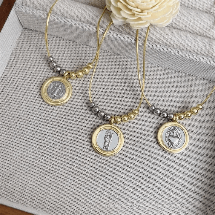 Christianartworkshop Collier pendentif Sacré-Cœur/Saint Jude/Saint Benoît : Un doux rappel de leur attention constante. - image 1