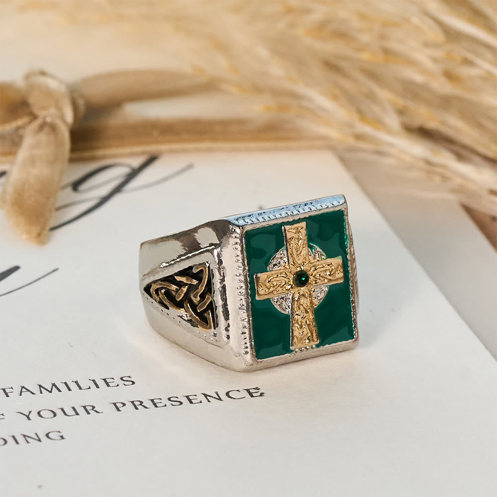 Bague crucifix irlandaise celtique vintage et classique de Christianartworkshop : un symbole d’élégance - image 1