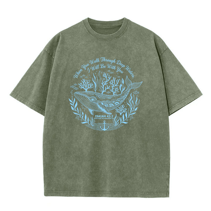 T-shirt unisexe délavé Christianartworkshop, motif baleine et océan, Isaïe 43:2 - Vert armée - 5XL - image 2