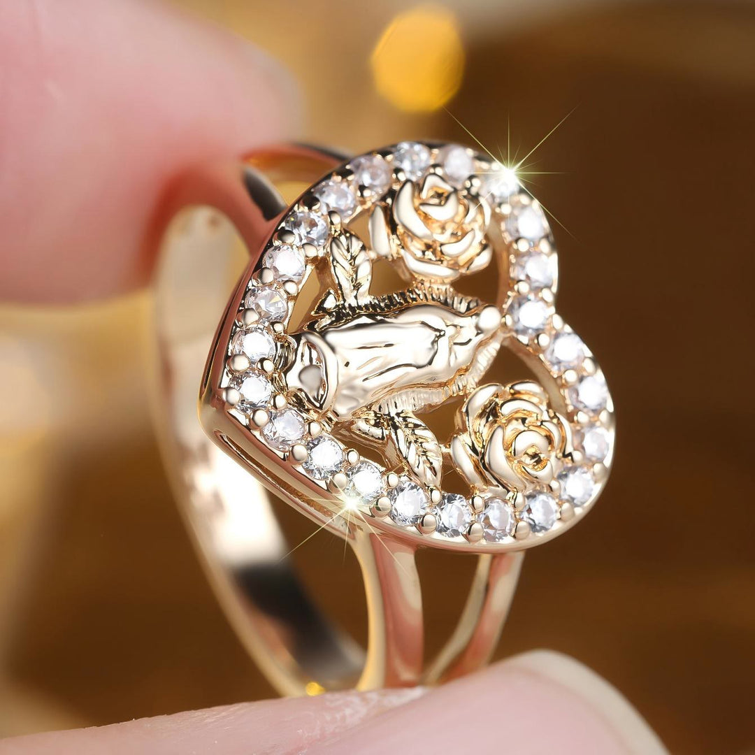 Bague en forme de cœur ornée d'un motif de Notre-Dame et de roses, signée Christianartworkshop : Portez sa protection au quotidien. - image 1