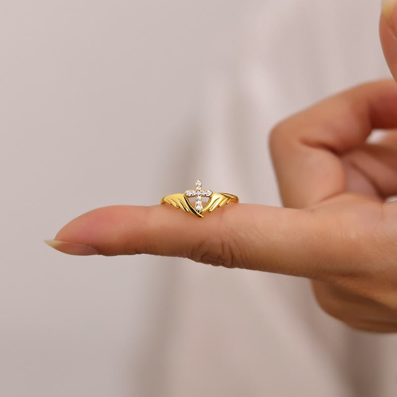 Bague croix en argent avec aile et accents de zirconiums cubiques, signée Christianartworkshop : incarnez sa protection angélique - Doré (Convient aux tailles américaines 5 à 9) - image 1
