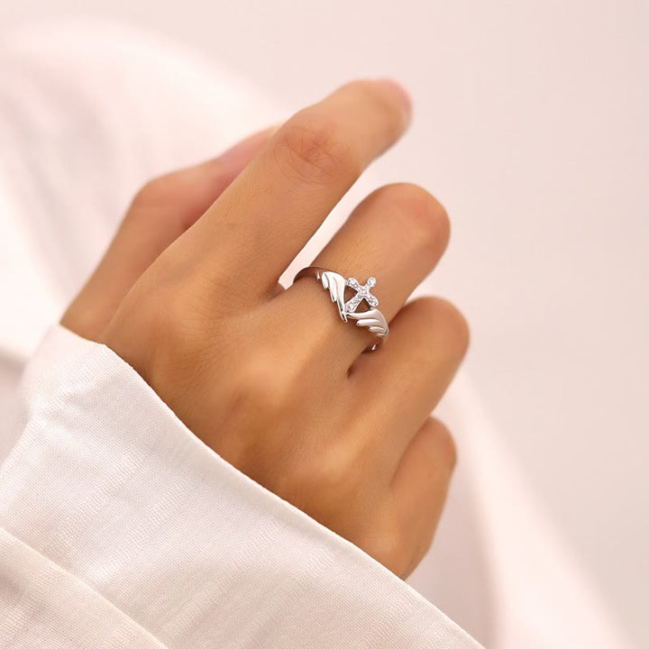 Bague croix en argent avec aile et accents de zirconiums cubiques, signée Christianartworkshop : incarnez sa protection angélique - Argent (Convient aux tailles américaines 5 à 9) - image 2