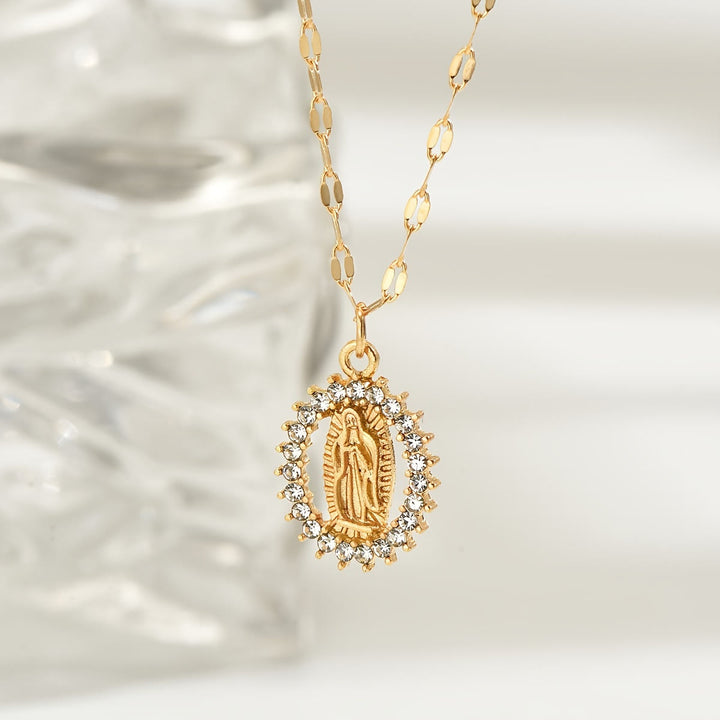 Christianartworkshop Collier ovale Notre-Dame serti de zirconiums cubiques : Incarnez sa tendre grâce - Notre Dame - image 0