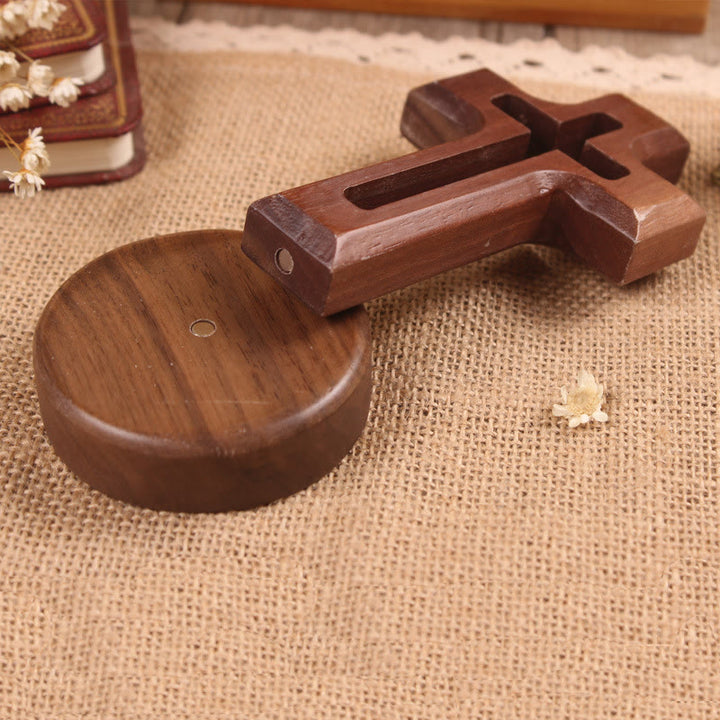 Christianartworkshop Croix décorative de bureau en bois avec base ronde/florale : incarnez sa paix intérieure au travail - Croix A et base ronde - Sombre - image 7