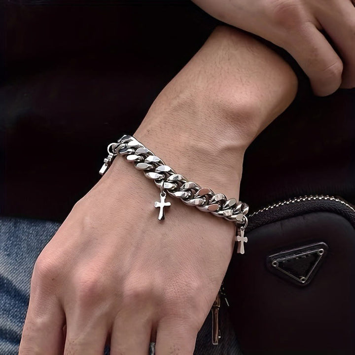 Bracelet à maillons gourmette Christianartworkshop avec breloques croix pendantes : Incarnez sa grâce audacieuse - image 1