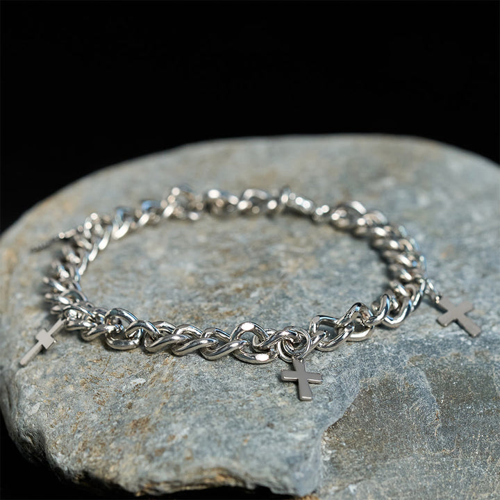 Bracelet à maillons gourmette Christianartworkshop avec breloques croix pendantes : Incarnez sa grâce audacieuse - image 3