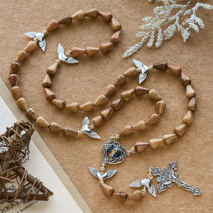 Christianartworkshop Chapelet rustique en bois d'olivier en forme de larme avec ailes d'ange et crucifix sacré - Notre-Dame et le Crucifix - image 0