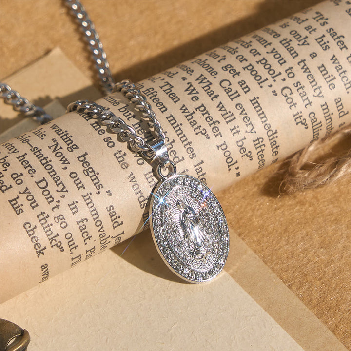 Christianartworkshop Collier pendentif médaillon ovale scintillant Notre-Dame : Incarnez sa tendre intercession - image 6