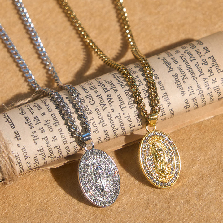 Christianartworkshop Collier pendentif médaillon ovale scintillant Notre-Dame : Incarnez sa tendre intercession - image 1
