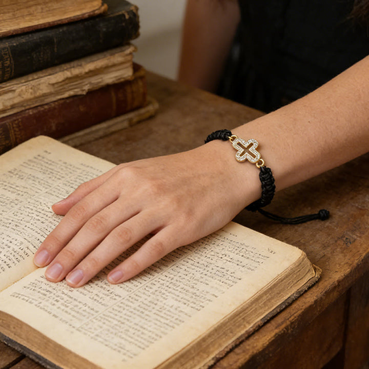 Bracelet croix en cordon tissé avec croix scintillante de Christianartworkshop : Ancrez votre foi dans sa présence éternelle - image 7