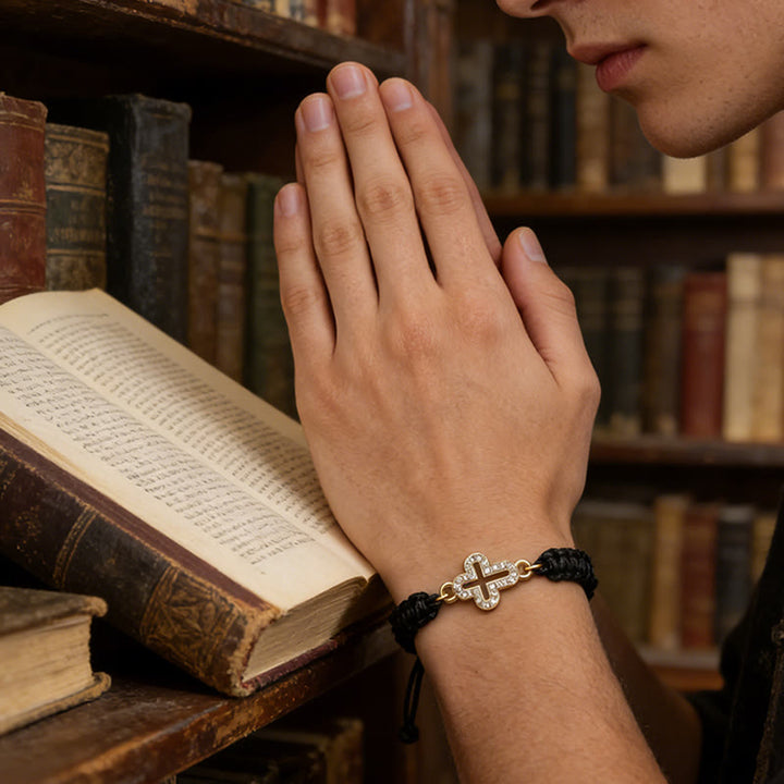 Bracelet croix en cordon tissé avec croix scintillante de Christianartworkshop : Ancrez votre foi dans sa présence éternelle - image 6