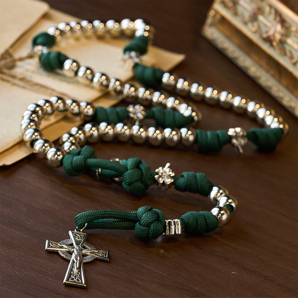 Chapelet en paracorde avec crucifix en forme de trèfle à quatre feuilles de Christianartworkshop : incarnez la force et la dévotion sacrées - image 2