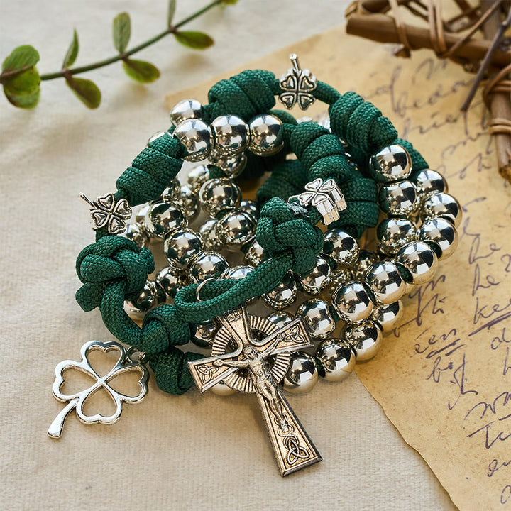 Chapelet en paracorde avec crucifix en forme de trèfle à quatre feuilles de Christianartworkshop : incarnez la force et la dévotion sacrées - image 3