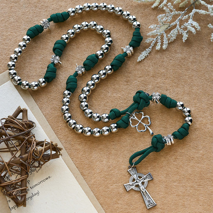 Chapelet en paracorde avec crucifix en forme de trèfle à quatre feuilles de Christianartworkshop : incarnez la force et la dévotion sacrées - Crucifix - image 0
