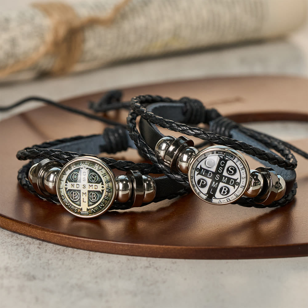 Bracelet Saint-Benoît multicolore ajustable de Christianartworkshop : un symbole contre la négativité et la peur - image 1