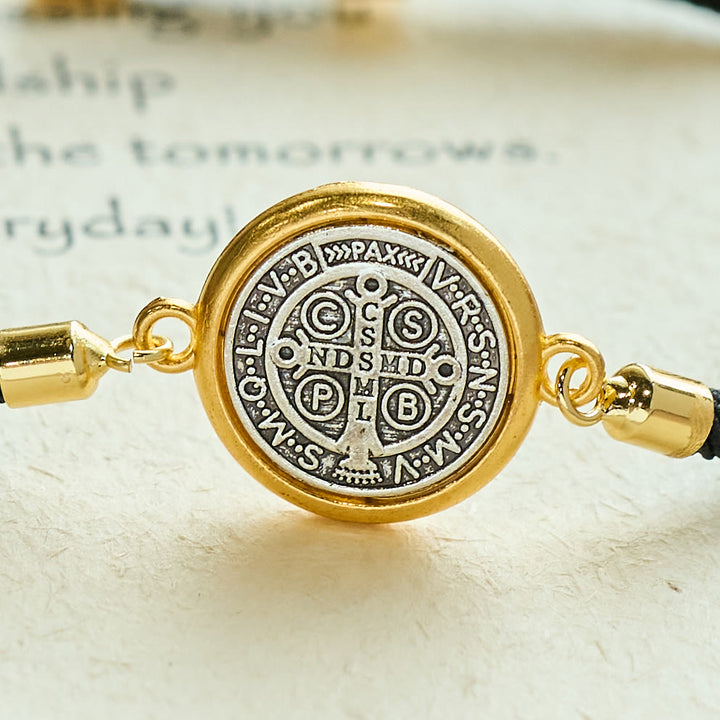 Bracelet ajustable en corde noire avec médaille de Saint Benoît, signé Christianartworkshop - image 4