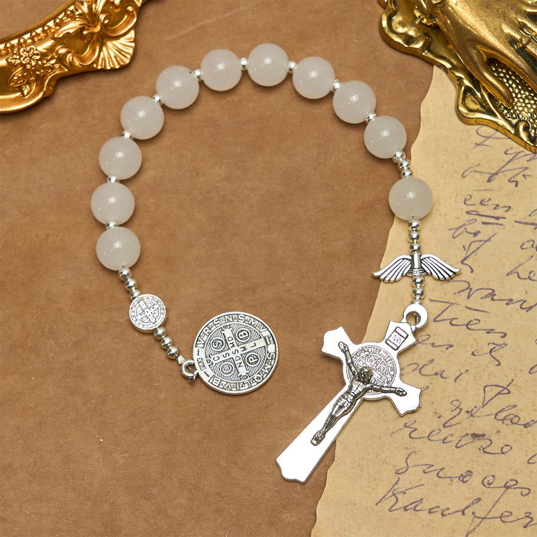 Christianartworkshop Chapelet de poche en cristal blanc pour les voyages et les prières quotidiennes, avec la bénédiction de saint Benoît et des anges. - Saint Benoît et le Crucifix - image 0