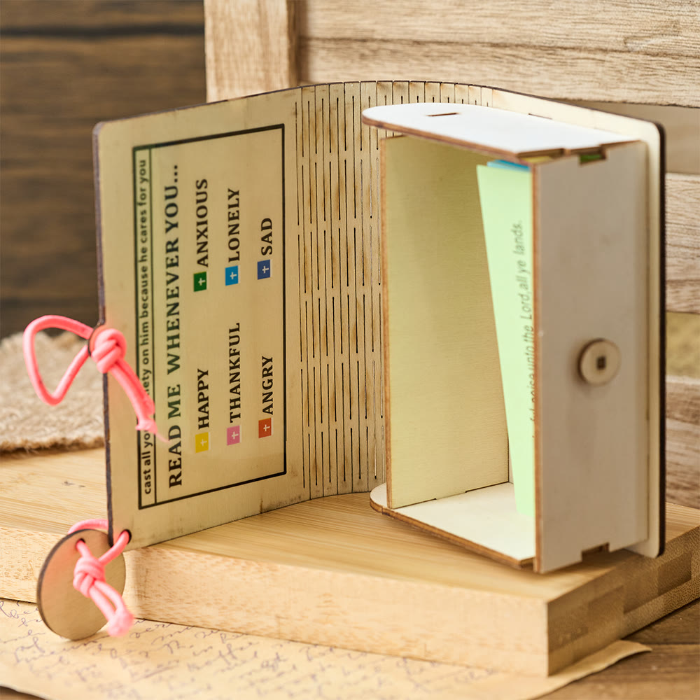 Christianartworkshop Boîte à cartes en bois faite à la main avec versets : Un doux rappel de réconfort et de grâce - image 1