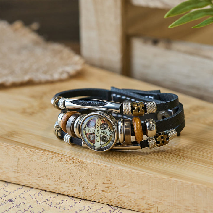 Bracelet manchette en cuir noir de la collection Saint-Benoît de Christianartworkshop, orné de multiples motifs religieux - Saint Benoît -4 - image 4