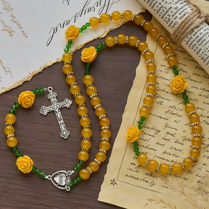Chapelet de Pâques en perles de jade jaune et rose, orné d'une croix délicate, signé Christianartworkshop - image 3