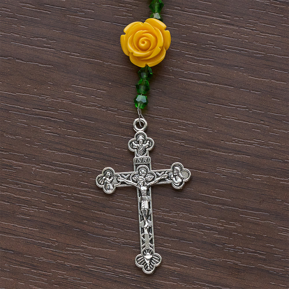 Chapelet de Pâques en perles de jade jaune et rose, orné d'une croix délicate, signé Christianartworkshop - image 9