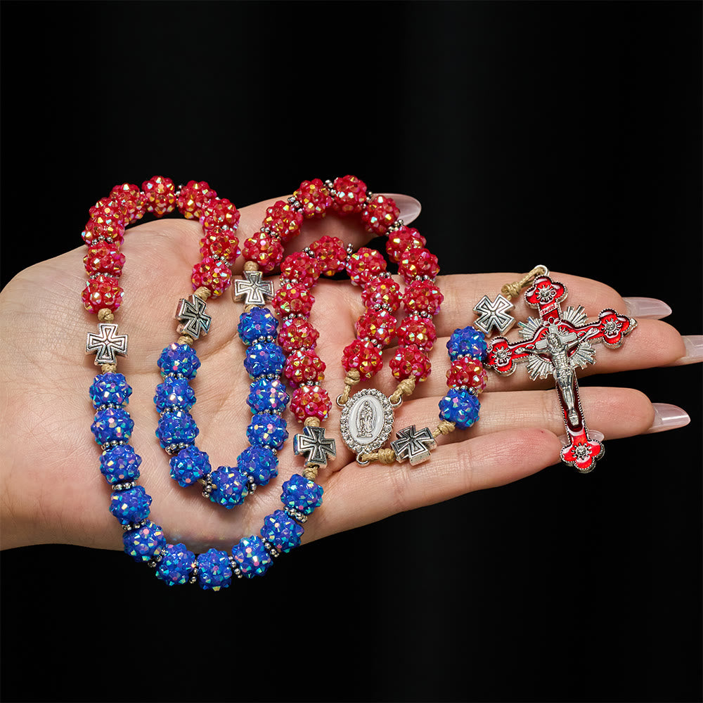 Christianartworkshop Chapelet en perles de diamant rouges et bleues éblouissantes avec accents de croix de Malte - image 1