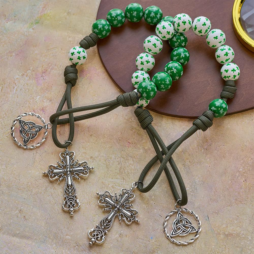 Christianartworkshop Chapelet de poche irlandais « Bénédiction et Foi Chanceuses » avec nœud éternel et perles en bois vert et blanc - image 0