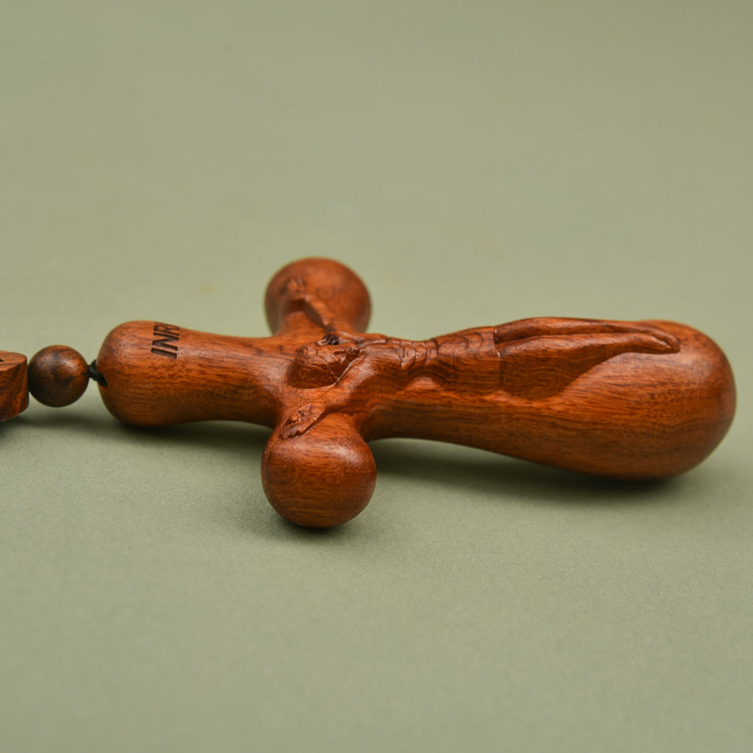 Christianartworkshop Pendentif chapelet en bois en forme de crucifix à deux motifs : un symbole de protection pour les voyageurs - image 2