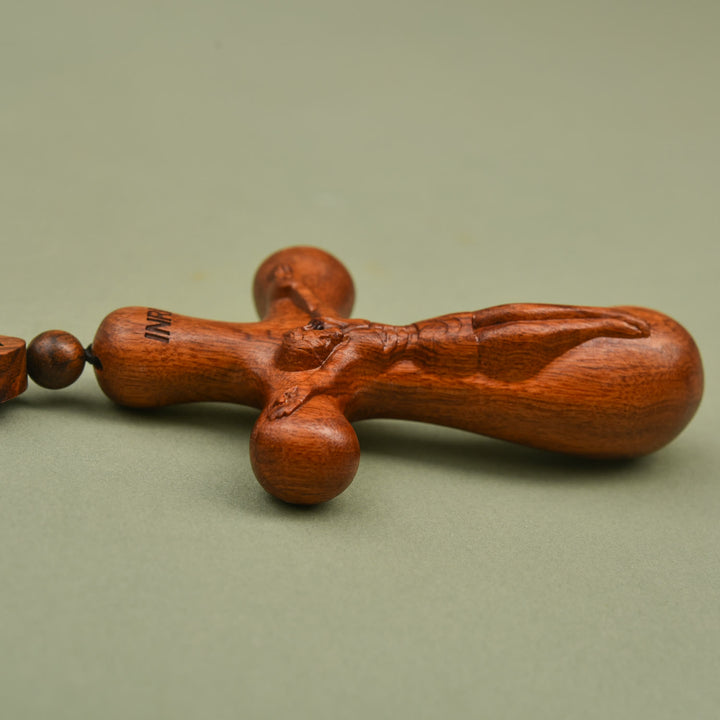 Christianartworkshop Pendentif chapelet en bois en forme de crucifix à deux motifs : un symbole de protection pour les voyageurs - image 2
