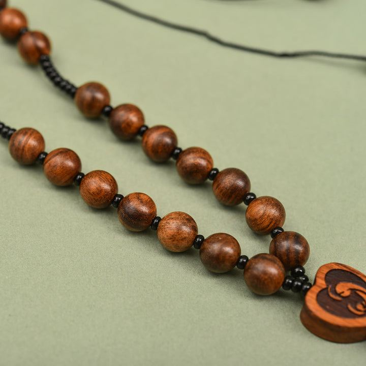 Christianartworkshop Pendentif chapelet en bois en forme de crucifix à deux motifs : un symbole de protection pour les voyageurs - image 4