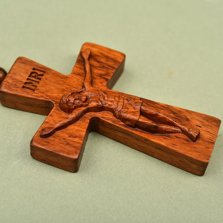 Christianartworkshop Pendentif chapelet en bois en forme de crucifix à deux motifs : un symbole de protection pour les voyageurs - image 8