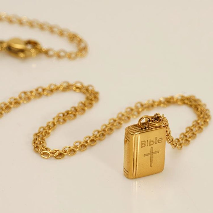 Christianartworkshop Collier pendentif Bible avec motif croix : Sublimez votre style avec une touche spirituelle. - Doré - image 0