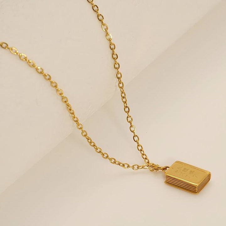 Christianartworkshop Collier pendentif Bible avec motif croix : Sublimez votre style avec une touche spirituelle. - image 1