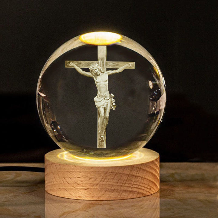 Veilleuse Boule de Cristal Sacrée de Christianartworkshop : Compagnon Lumineux de la Présence Divine - Crucifix - avec base à lumière chaude - 8 cm - image 15
