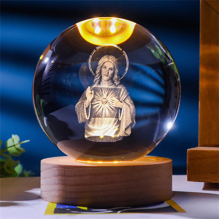 Veilleuse Boule de Cristal Sacrée de Christianartworkshop : Compagnon Lumineux de la Présence Divine - Jésus au Sacré-Cœur n° 2 - avec base à lumière chaude - 8 cm - image 16
