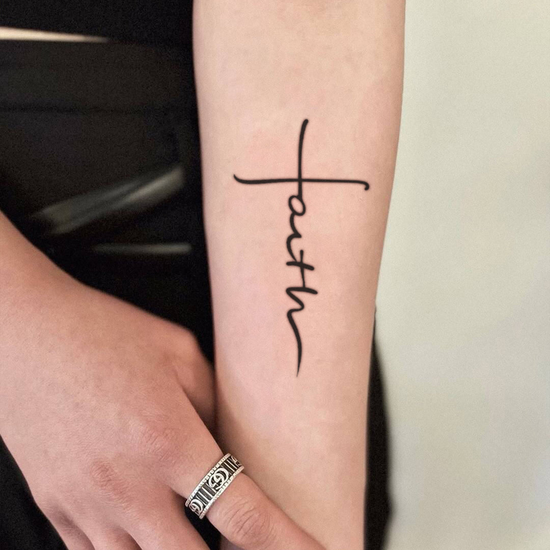 Christianartworkshop Tatouage temporaire Croix et Inscription Foi : Un dessin au trait épuré pour des rappels quotidiens de foi - image 6