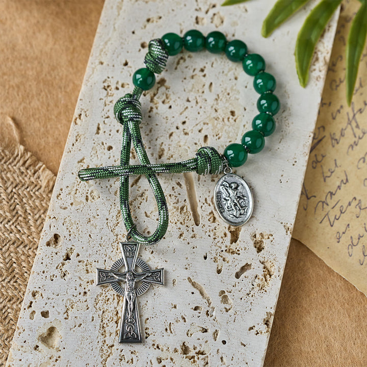 Christianartworkshop Chapelet de Pâques de poche en aventurine verte avec pendentif Saint Michel et croix celtique - image 1