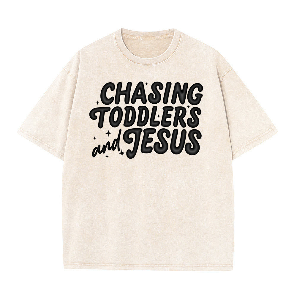 Christianartworkshop T-shirt unisexe délavé avec accent étoile et lettres bulles « Chasing Toddlers and Jesus » - Beige - 5XL - image 1