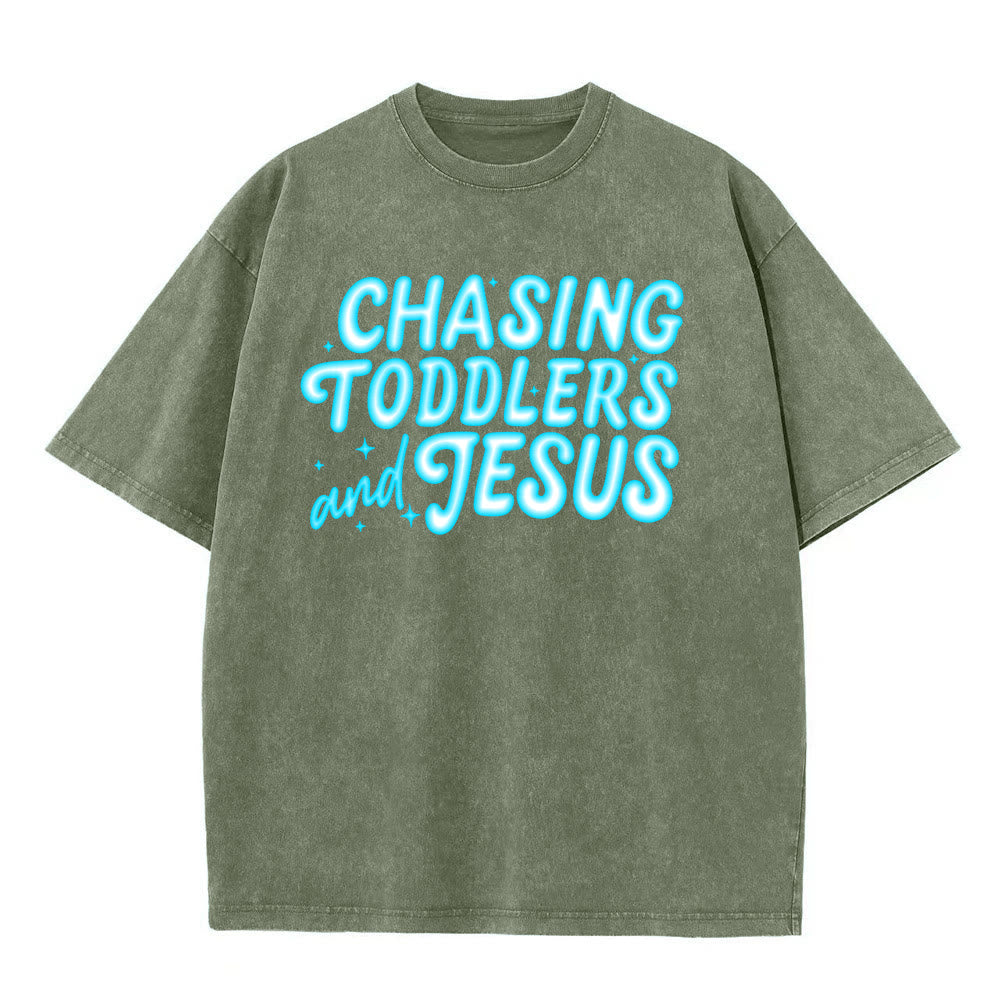 Christianartworkshop T-shirt unisexe délavé avec accent étoile et lettres bulles « Chasing Toddlers and Jesus » - Vert armée - 5XL - image 11