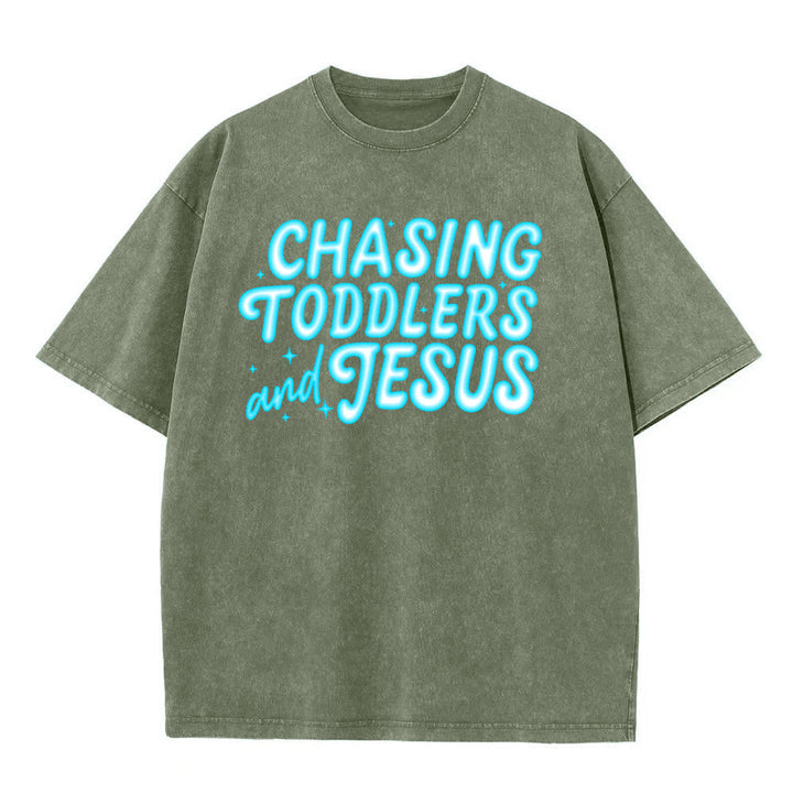 Christianartworkshop T-shirt unisexe délavé avec accent étoile et lettres bulles « Chasing Toddlers and Jesus » - Vert armée - 5XL - image 11