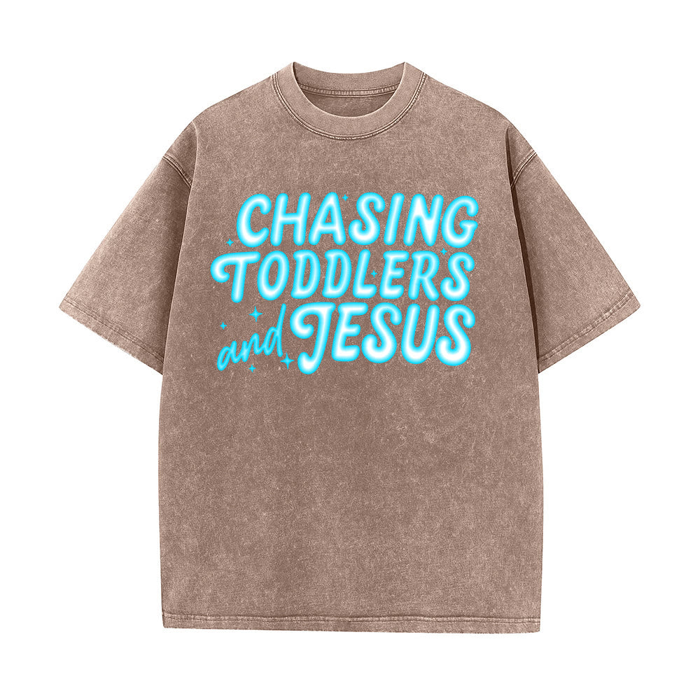 Christianartworkshop T-shirt unisexe délavé avec accent étoile et lettres bulles « Chasing Toddlers and Jesus » - Brun - 5XL - image 0